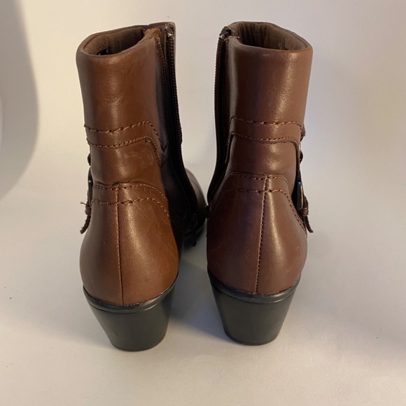 Clarks Leather Ankle Boots with Inseam Zipper - Size 7M - Picture 3 of 9